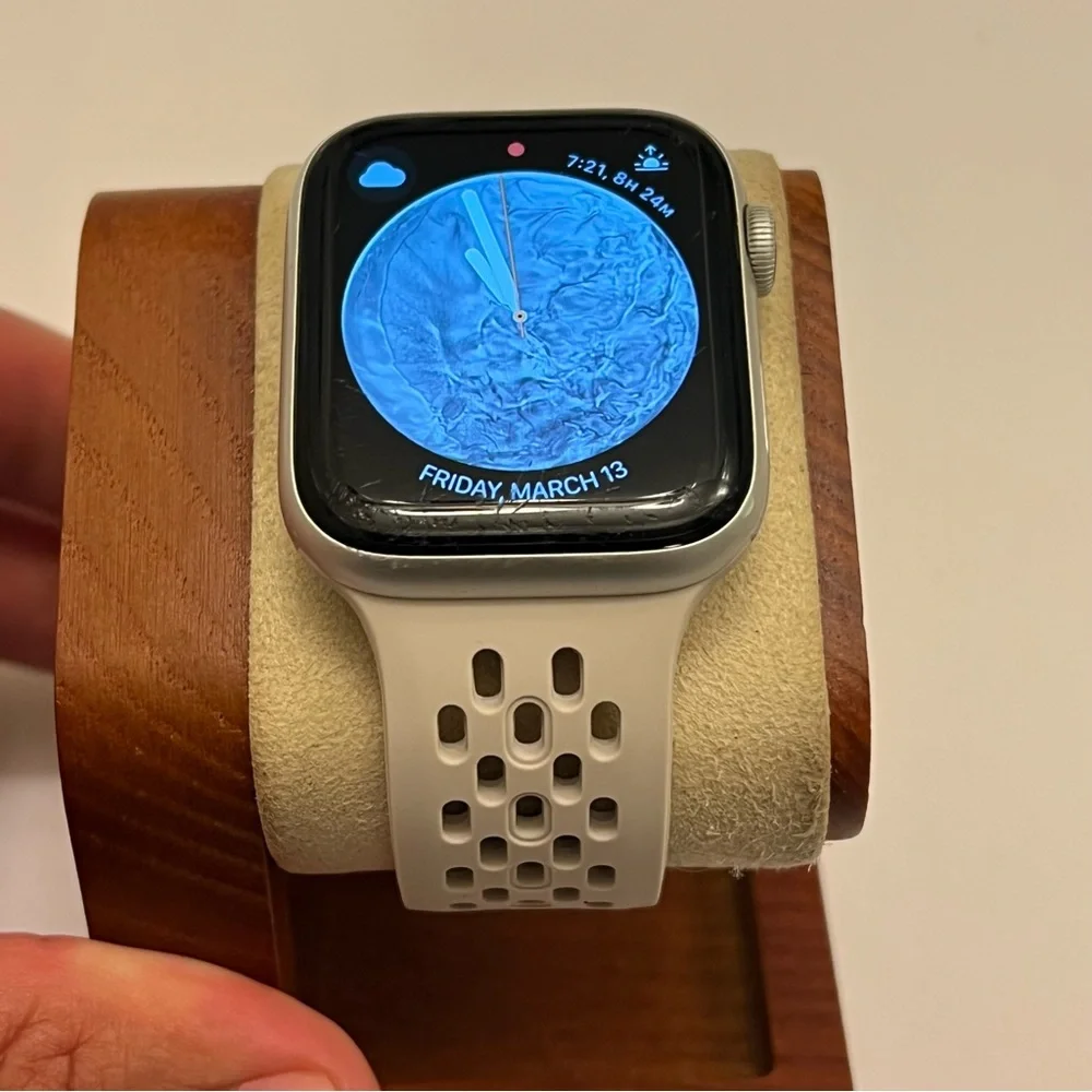 Apple Watch Series 4, Unlocked, 44mm,‎ Silver Case, Charger, Extra Band